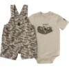 2-delt sæt til drenge bestående af kortærmet bodysuit og shortalls med camouflage-cargo-lommer (baby)