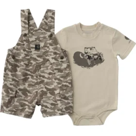 2-delt sæt til drenge bestående af kortærmet bodysuit og shortalls med camouflage-cargo-lommer (baby)