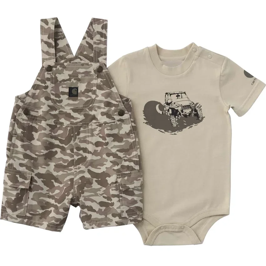 2-delt sæt til drenge bestående af kortærmet bodysuit og shortalls med camouflage-cargo-lommer (baby)
