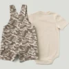 2-delt sæt til drenge bestående af kortærmet bodysuit og shortalls med camouflage-cargo-lommer (baby)