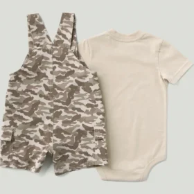 2-delt sæt til drenge bestående af kortærmet bodysuit og shortalls med camouflage-cargo-lommer (baby)