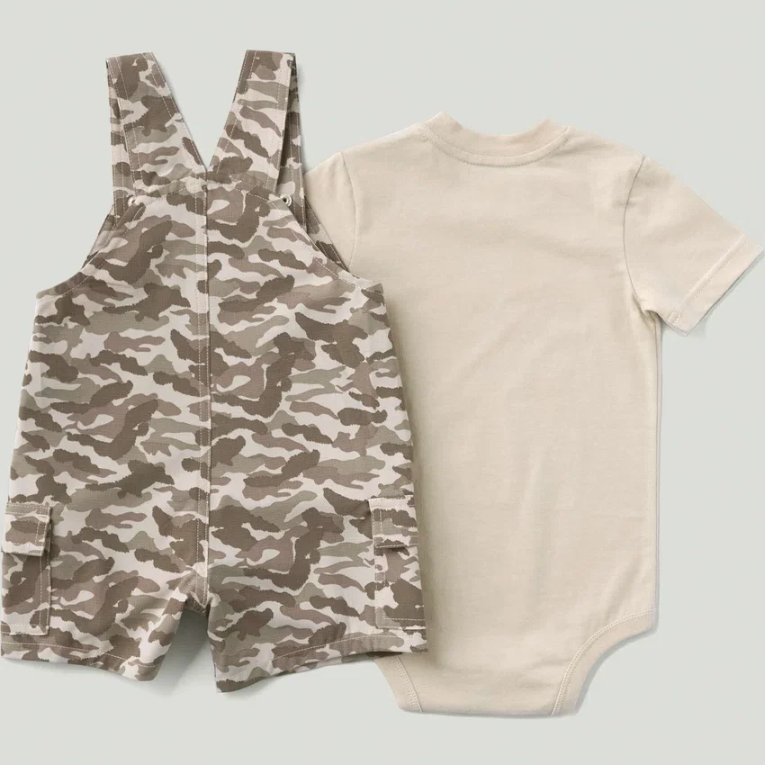 2-delt sæt til drenge bestående af kortærmet bodysuit og shortalls med camouflage-cargo-lommer (baby)