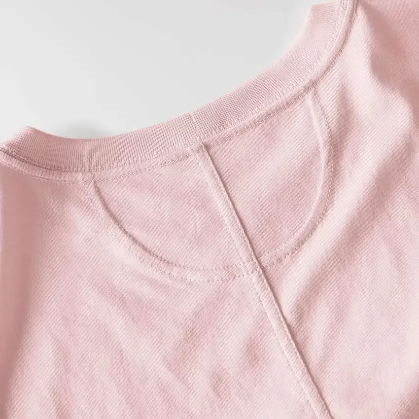 Letvægts-T-skjorte til kvinder med Pennant-flag-motiv i Tencel