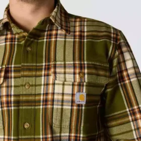 Løstsiddende, kraftig flannel-skjorte med lange løse ærmer og ternet mønster