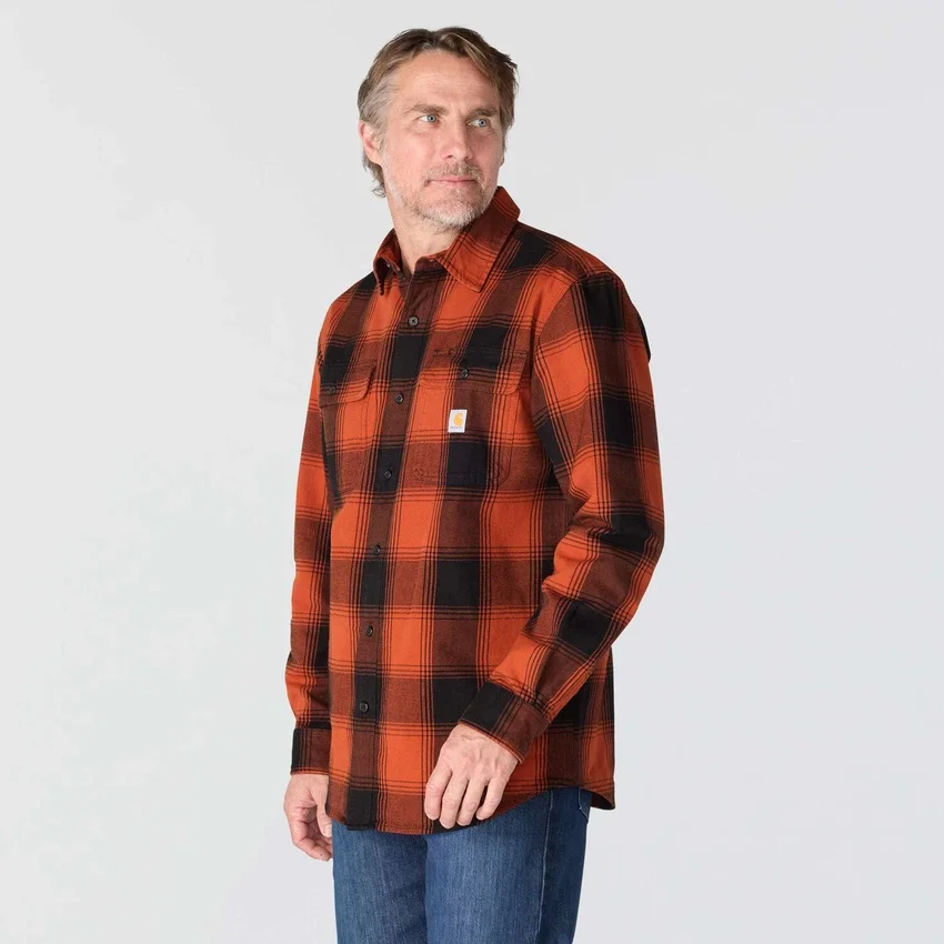 Løstsiddende, kraftig flannel-skjorte med lange løse ærmer og ternet mønster