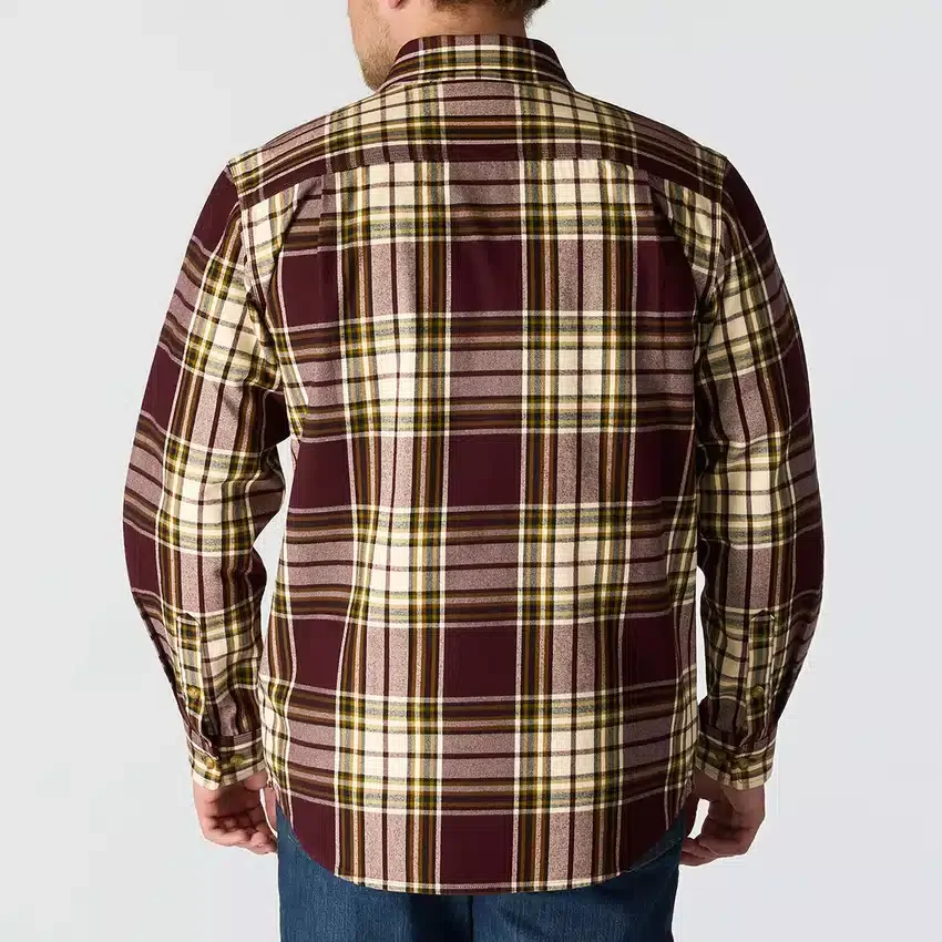Løstsiddende, kraftig flannel-skjorte med lange løse ærmer og ternet mønster