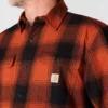 Løstsiddende, kraftig flannel-skjorte med lange løse ærmer og ternet mønster