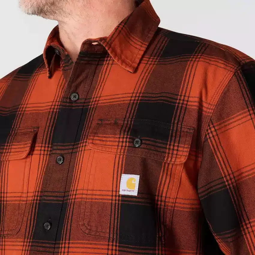 Løstsiddende, kraftig flannel-skjorte med lange løse ærmer og ternet mønster