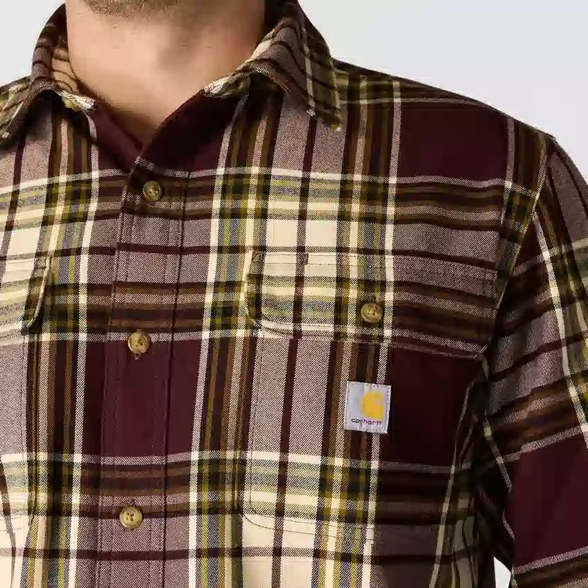 Løstsiddende, kraftig flannel-skjorte med lange løse ærmer og ternet mønster