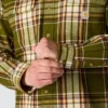 Løstsiddende, kraftig flannel-skjorte med lange løse ærmer og ternet mønster