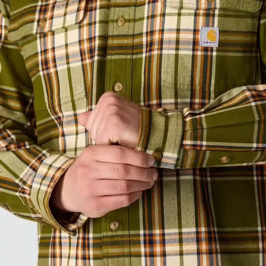 Løstsiddende, kraftig flannel-skjorte med lange løse ærmer og ternet mønster