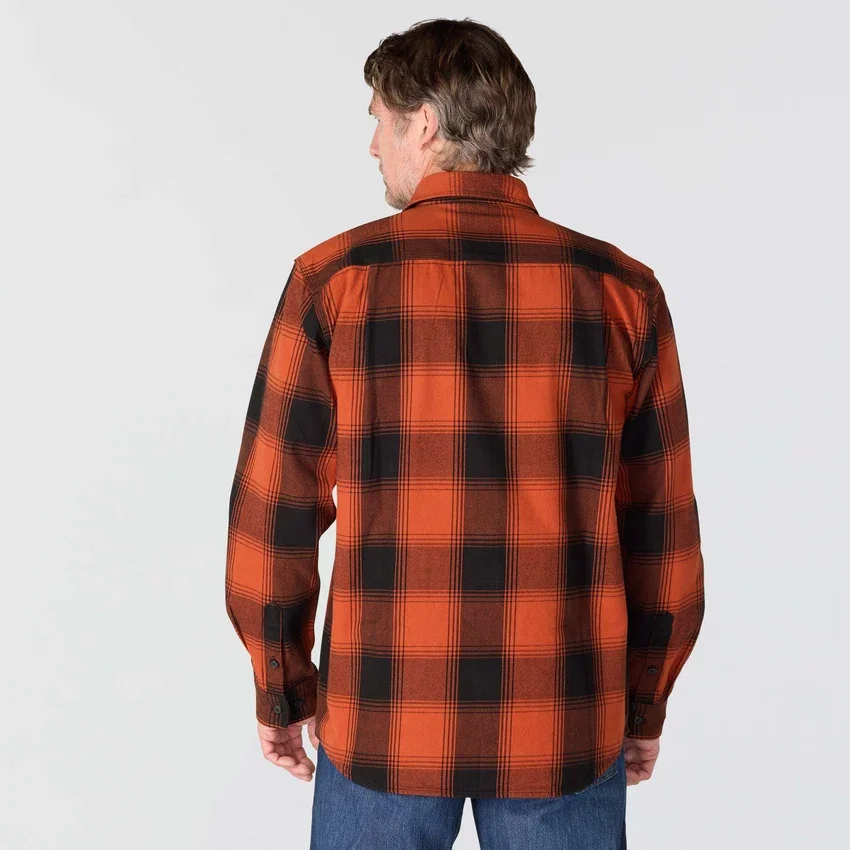 Løstsiddende, kraftig flannel-skjorte med lange løse ærmer og ternet mønster