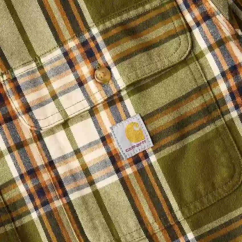 Løstsiddende, kraftig flannel-skjorte med lange løse ærmer og ternet mønster