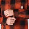 Løstsiddende, kraftig flannel-skjorte med lange løse ærmer og ternet mønster