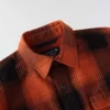 Løstsiddende, kraftig flannel-skjorte med lange løse ærmer og ternet mønster