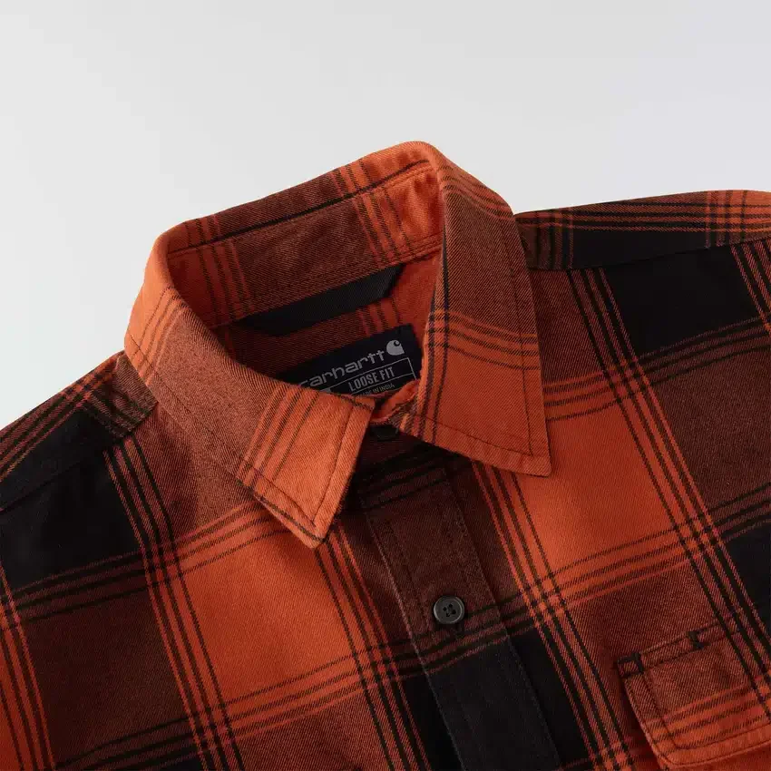 Løstsiddende, kraftig flannel-skjorte med lange løse ærmer og ternet mønster