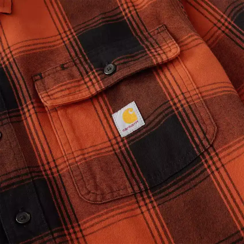 Løstsiddende, kraftig flannel-skjorte med lange løse ærmer og ternet mønster