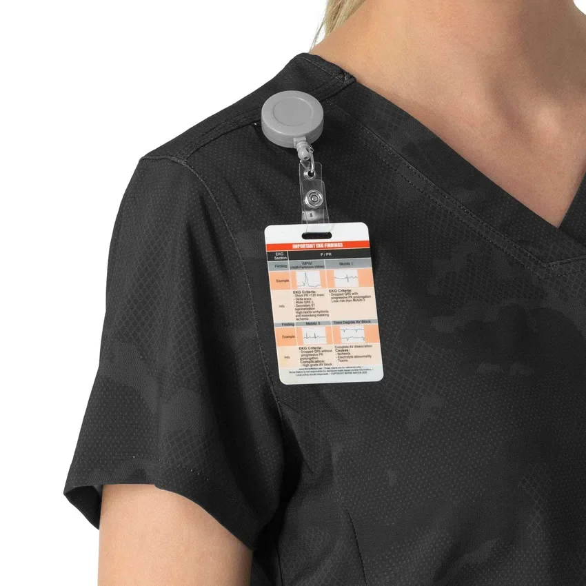 Tuck-in-scrubbluse med print til kvinder